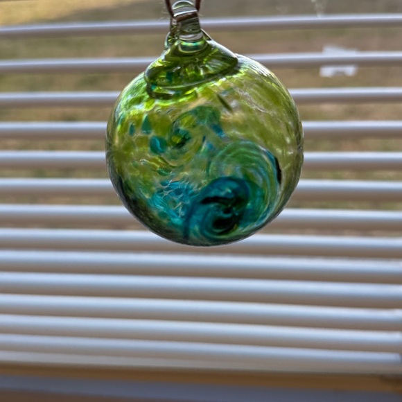 NWOT LUKE ADAMS GLASS BLOWING ORB ORNAMENT SUN SWIRL 2.5” DIAMETER GREEN BLUE - Picture 5 of 6